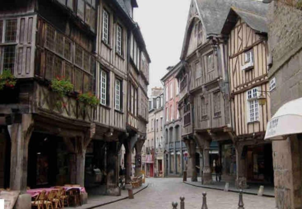 Appartement En Plein Coeur Historique De دينان المظهر الخارجي الصورة